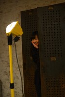 ロッカーに隠れてメンバーの演技を覗き見する山邊未夢。