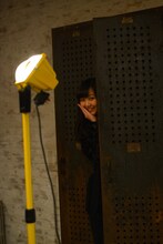 ロッカーに隠れてメンバーの演技を覗き見する山邊未夢。