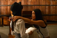 セリフを覚える新井ひとみ（左）とじゃれる中江友梨（右）。