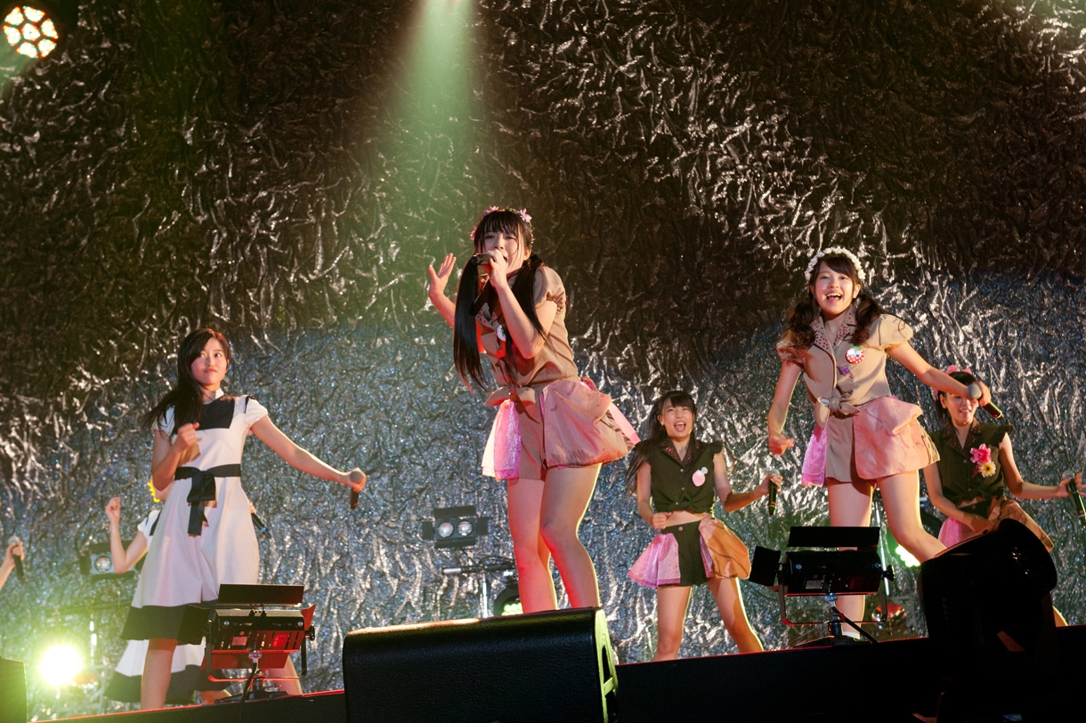 Dorothy Little Happy、ひめキュンフルーツ缶、LinQによるコラボステージの様子。