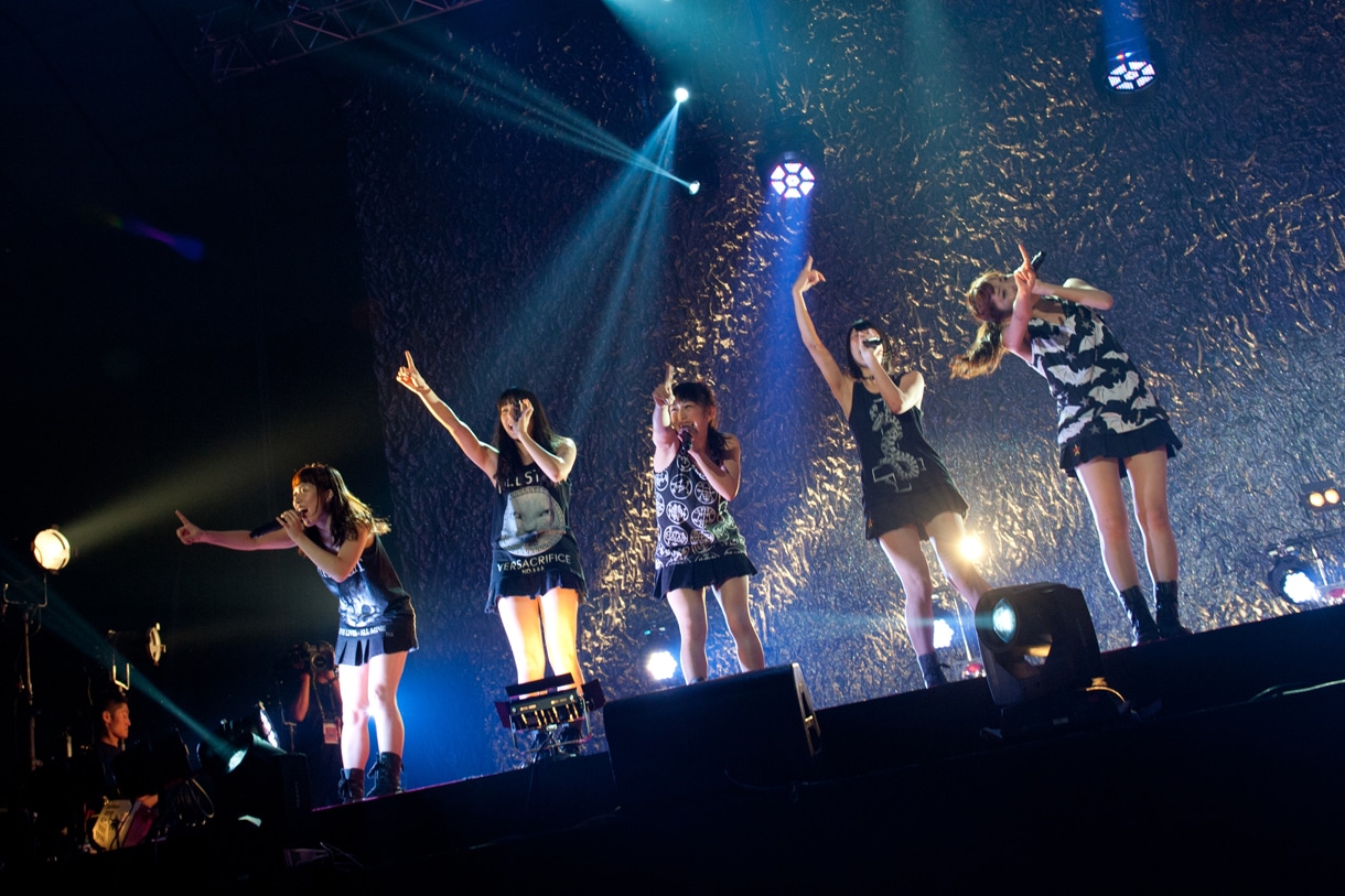 Dorothy Little Happy、ひめキュンフルーツ缶、LinQによるコラボステージの様子。