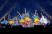 PASSPO☆、SUPER☆GiRLSによるコラボステージの様子。