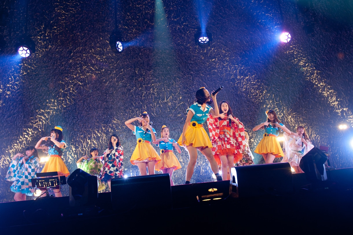 PASSPO☆、SUPER☆GiRLSによるコラボステージの様子。