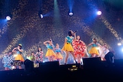 PASSPO☆、SUPER☆GiRLSによるコラボステージの様子。