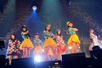 PASSPO☆、SUPER☆GiRLSによるコラボステージの様子。