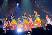 PASSPO☆、SUPER☆GiRLSによるコラボステージの様子。