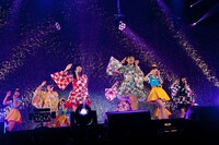 PASSPO☆、SUPER☆GiRLSによるコラボステージの様子。