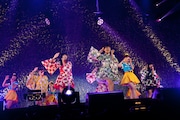 PASSPO☆、SUPER☆GiRLSによるコラボステージの様子。