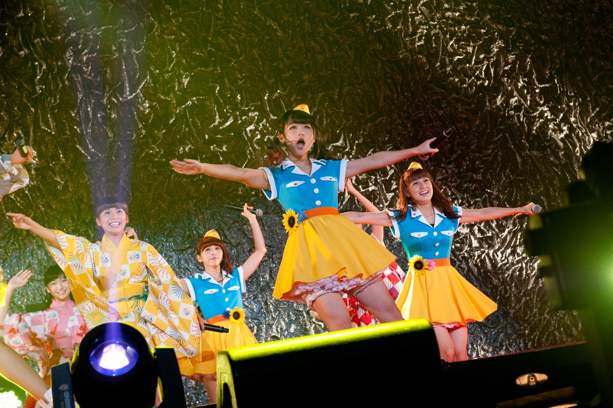 PASSPO☆、SUPER☆GiRLSによるコラボステージの様子。