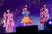 PASSPO☆、SUPER☆GiRLSによるコラボステージの様子。