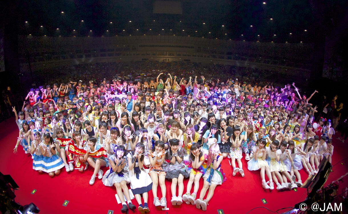 「@JAM EXPO 2014」出演グループでの記念撮影の様子。