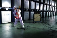 味噌のためにギターを弾くポール。