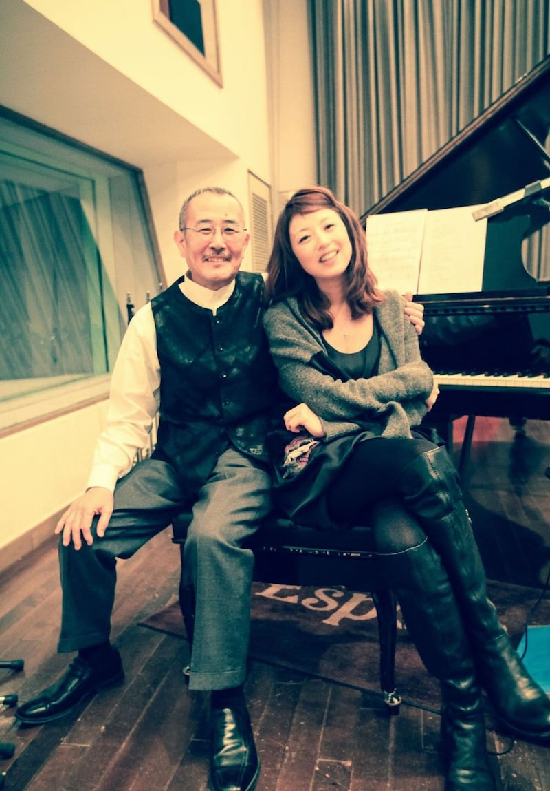 山下洋輔（左）と高岡早紀（右）のツーショット