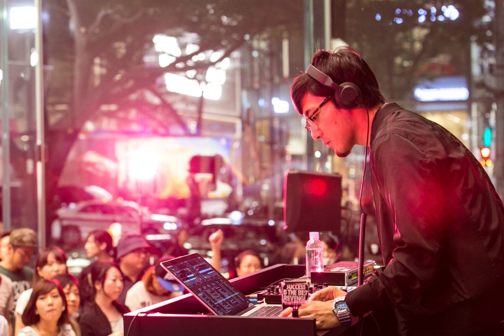 東京・Apple Store, Omotesandoでパフォーマンスするtofubeats。
