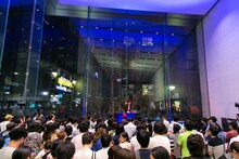東京・Apple Store, Omotesandoでパフォーマンスするtofubeats。