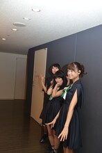 開演直前、リラックスした様子のNegicco。