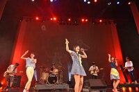 NegiBandとのコラボレーションを披露するNegicco。