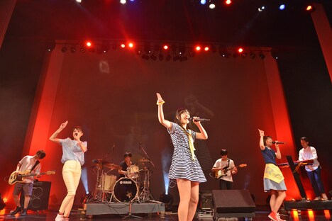 NegiBandとのコラボレーションを披露するNegicco。