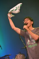 タオルを振り回すconnie。