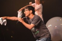 熱唱するconnie。