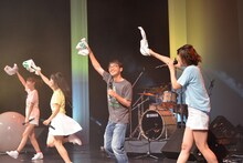 タオルを振り回すconnie（右から2番目）とNegicco。