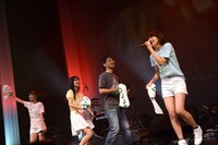 connie（右から2番目）とNegicco。