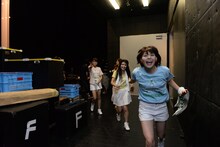 2時間のステージを終え、元気に控え室に戻っていくMegu（手前）。