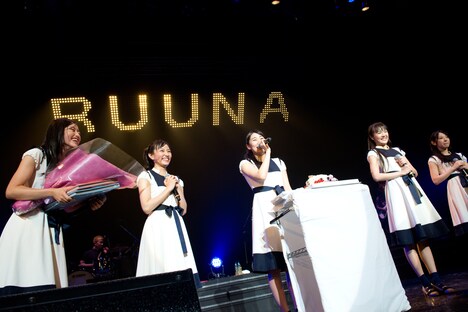 秋元瑠海の18歳の生誕祭の模様。