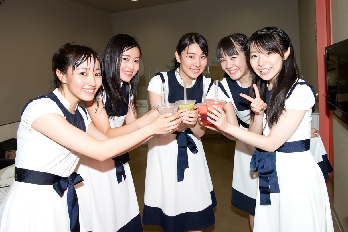 ライブ終了後、乾杯するDorothy Little Happy。
