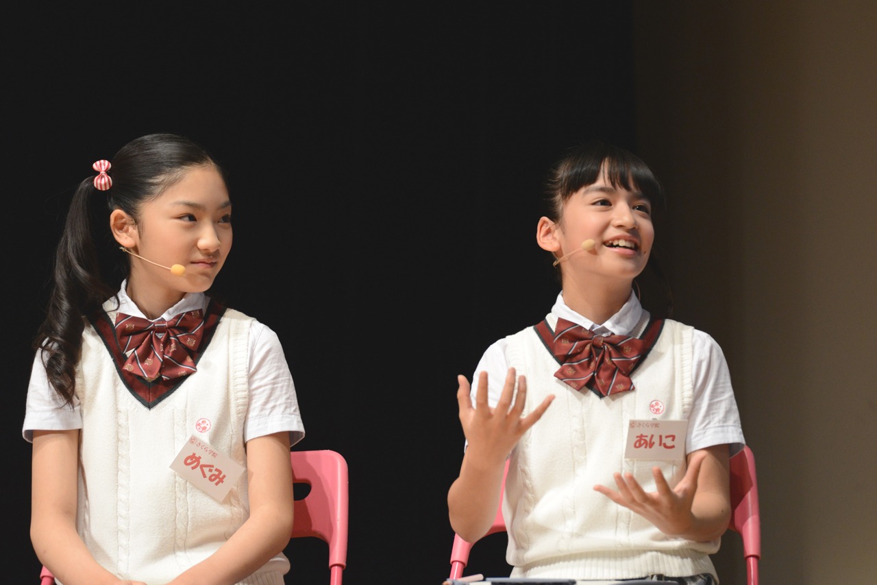 左から岡田愛、山出愛子。