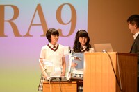 左から倉島颯良、水野由結。