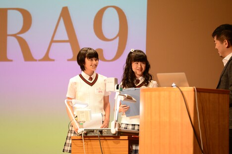 左から倉島颯良、水野由結。