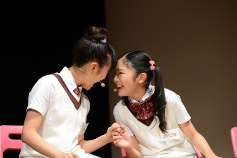 左から菊地最愛、岡田愛。