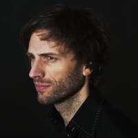 LINDSTROM（Oは/付きが正式表記）