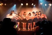 虹のコンキスタドール単独公演「中二病でもアイドルがしたい！」の様子。