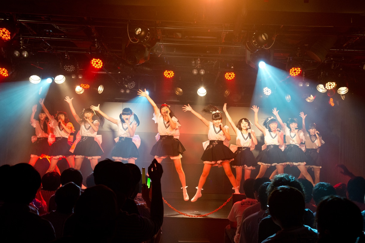 虹のコンキスタドール単独公演「中二病でもアイドルがしたい！」の様子。