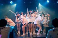 虹のコンキスタドール単独公演「中二病でもアイドルがしたい！」の様子。