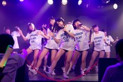 虹のコンキスタドール単独公演「中二病でもアイドルがしたい！」の様子。