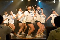 虹のコンキスタドール単独公演「中二病でもアイドルがしたい！」の様子。