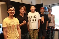 アフレコを行ったTERU（左から2番目）、荒川良々（中央）。