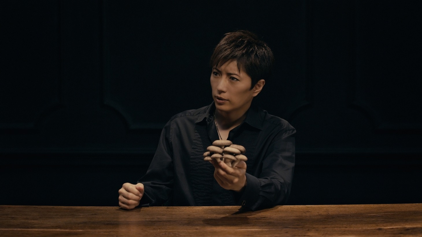 ホクト「霜降りひらたけ」のCM「違いのわかる男、驚く」編のワンシーン。