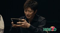 ホクト「霜降りひらたけ」のCM「違いのわかる男、驚く」編のワンシーン。