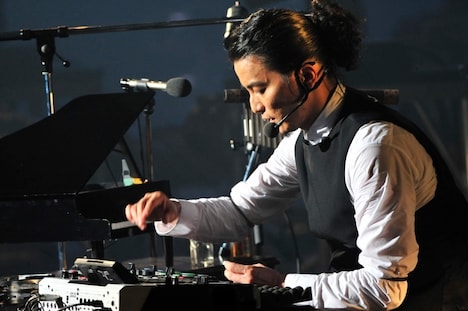 セミアコースティックコーナーでループマシンを操るKREVA。