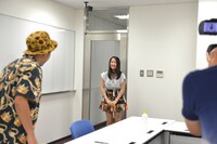 会議室に集まったサ上と中江、対面の瞬間。