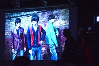 初公開のビデオクリップをファンと一緒に鑑賞するさだ（左）と箭内（右）。