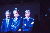 初公開のビデオクリップをファンと一緒に鑑賞するさだ（左）と箭内（右）。