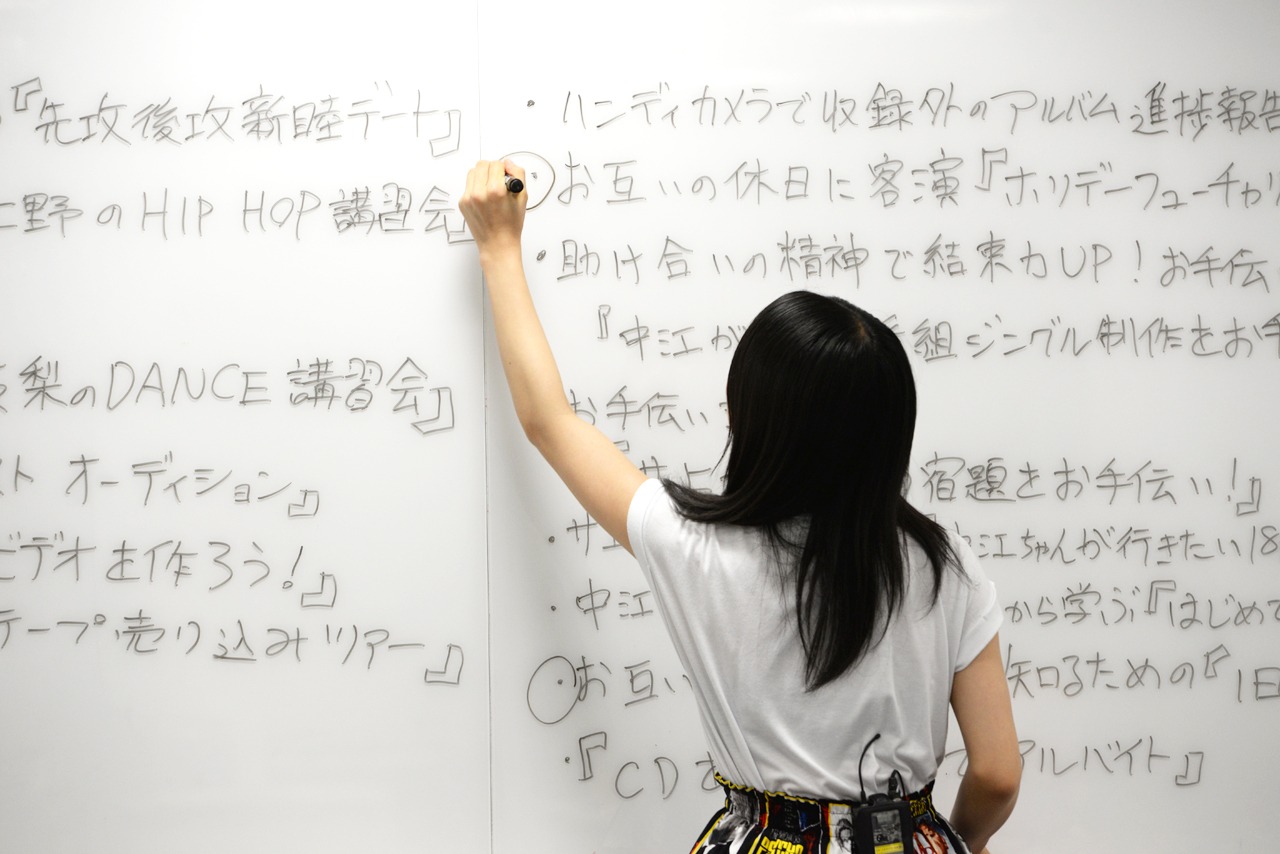 中江がホワイトボードに企画を記入する際、2人とも左利きという共通点が発覚した。