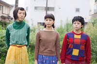 The Wisely Brothers。写真左から和久利泉（B, Cho）、真舘晴子（G, Vo）、渡辺朱音（Dr, Cho）。