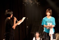 あのの母からの手紙を読む小林愛と、それを聞くあの。（Photo by Keita Katsumata / Sketches of Design）