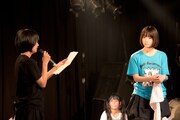 あのの母からの手紙を読む小林愛と、それを聞くあの。(Photo by Keita Katsumata / Sketches of Design)